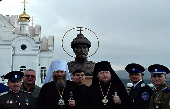 У собора в Златоусте раскрасили памятник Николаю II
