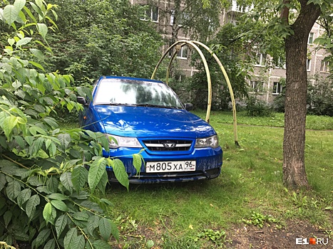 «Я паркуюсь как...»: инвалид на арендованном авто, недовольный автохам на газоне и торопыга на ВАЗе