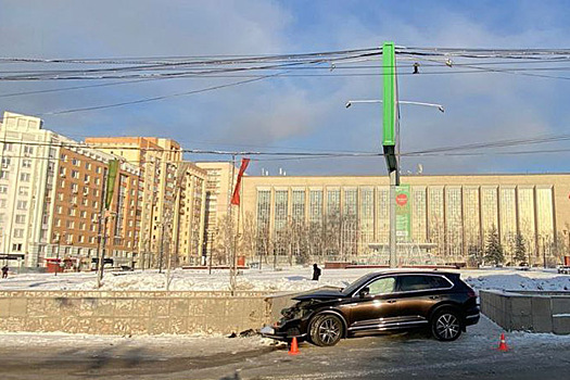 Водитель Volkswagen Touareg врезался в подземный переход возле ГПНТБ в Новосибирске