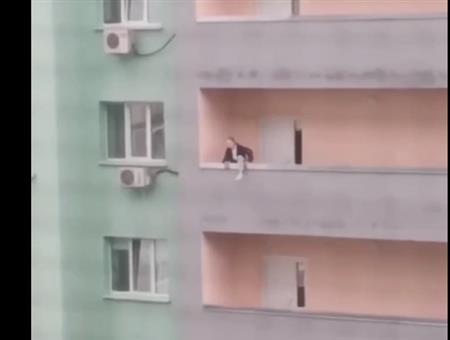 В Самаре полицейский спас девушку, угрожавшую спрыгнуть с балкона