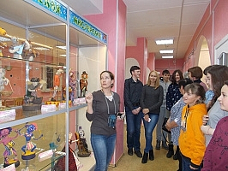 В Мурманской областной детско-юношеской библиотеке открылась выставка прикладного искусства «Театр кукол за стеклом»