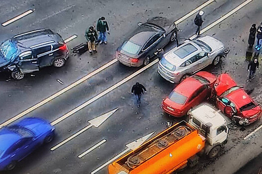ДТП с пятью машинами в центре Москвы попало на видео