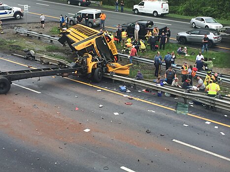 В США при столкновении автобуса и грузовика погибли двое