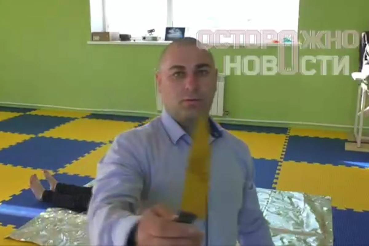 Российский депутат бросал нож в живот дочери и снимал это на видео