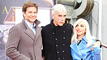 Леди Гага в небесно-голубом кожаном тренче и Брэдли Купер поддержали Сэма Эллиотта