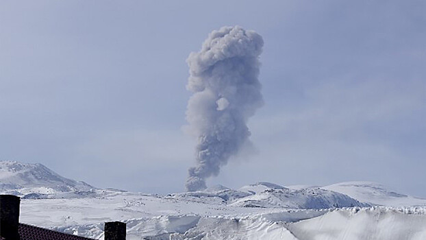 Вулкан Эбеко на Курилах выбросил пепел