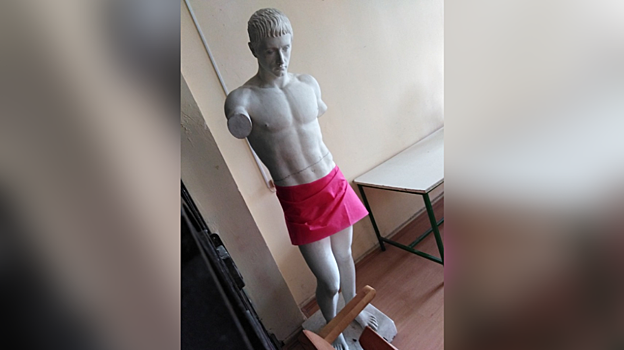 В уральском вузе половые органы античных статуй прикрыли «юбочками»