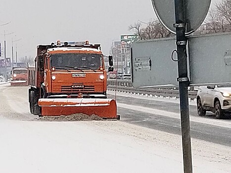 Техника и рабочие: уборка снега полным ходом идёт во Владивостоке