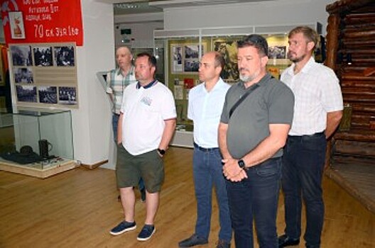 В музее Волгодонска венгерским атомщикам рассказали о бойцах СВО