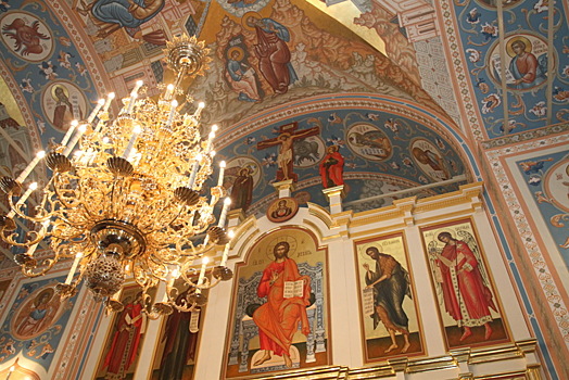 В Екатеринбургской епархии отстранились от скандала с откровенными фото на фоне храма