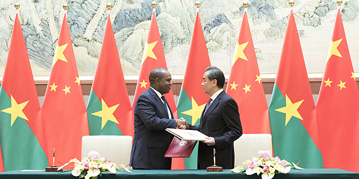 Ван Ян встретился с министром иностранных дел Буркина-Фасо Альфой Барри