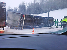 На внешней стороне МКАД опрокинулась фура