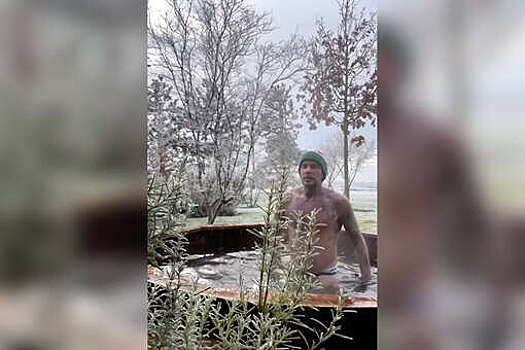 Дэвид Бекхэм показал рельефный торс во время купания в бочке