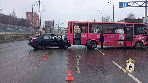 Пассажирский автобус и такси попали в ДТП в Нижнем Новгороде