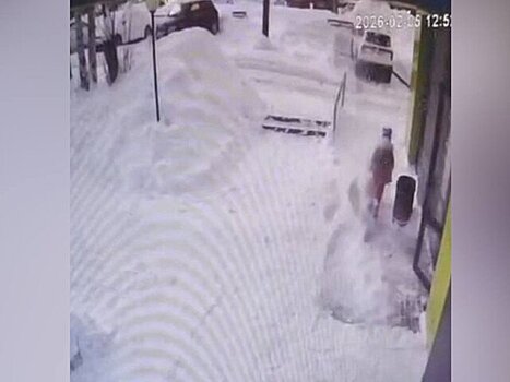 Девочка пострадала после схода снега с крыши дома в Кирове