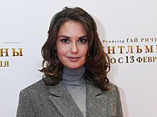 Агата Муцениеце показала откровенное декольте через две недели после родов