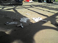 очинец бросался посудой и стремянкой по прохожим