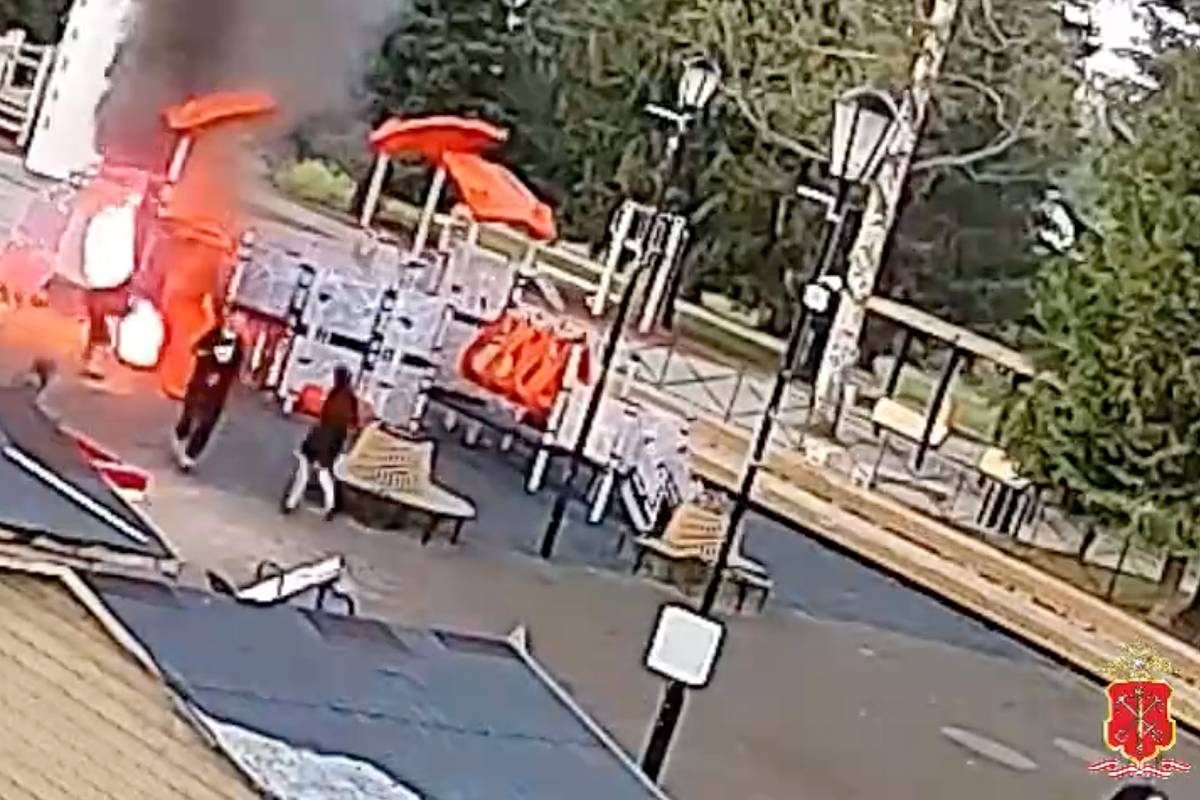 Охваченная огнем детская площадка в российском городе попала на видео