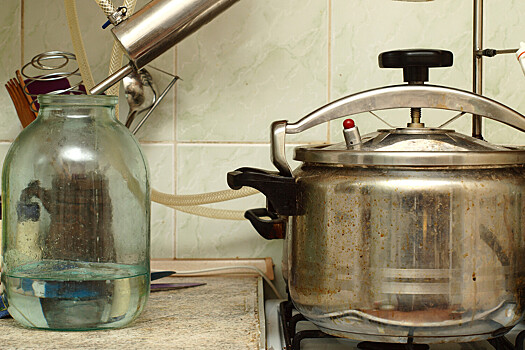 Трое мужчин пострадали из-за взрыва самогонного аппарата в российском городе