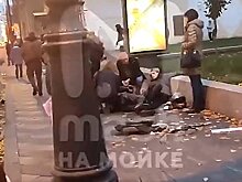 В центре Петербурга мотоциклист вылетел в толпу прохожих на тротуаре