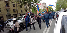 Протесты продолжаются: в Армении митингующие блокируют дороги и проводят шествия