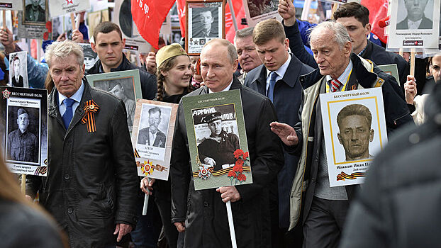 Путин с портретом отца прошел в строю "Бессмертного полка"