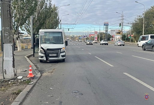 В Тракторозаводском районе Волгограда маршрутка врезалась в опору ЛЭП