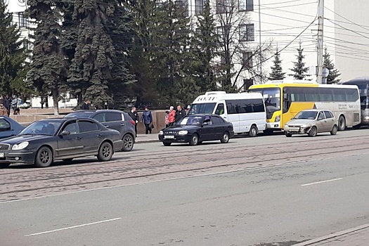 «Это наш долг»: челябинских ветеранов привезли на митинг на машинах похоронного бюро