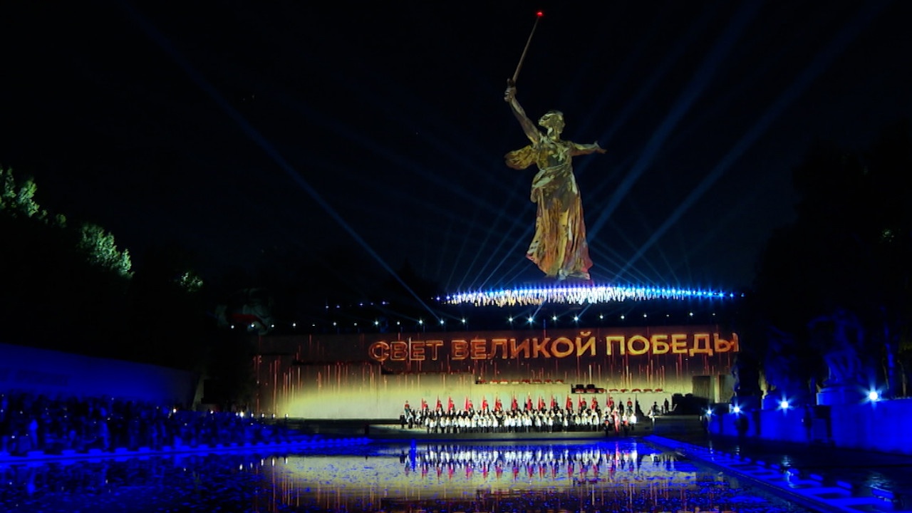 Ретро-техника и световое шоу: чем запомнился День Победы в Волгограде