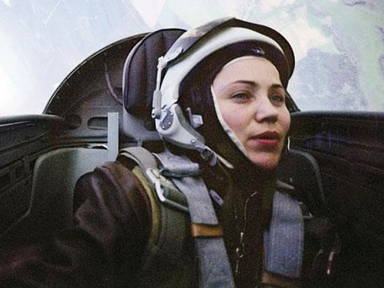 На счету Марины Попович 102 мировых рекорда в области авиации, в том числе 10 — на тяжелом турбовинтовом транспортнике Ан-22 «Антей»