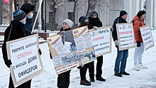 В Екатеринбурге устроили митинг против возвращения барельефа Сталина на Дом офицеров