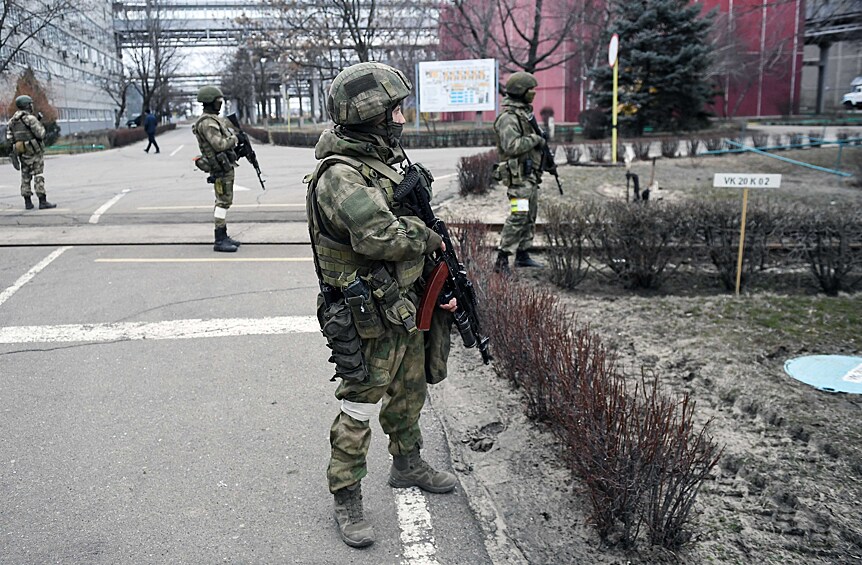 Военнослужащие РФ на территории Запорожской атомной электростанции, расположенной в степной зоне на берегу Каховского водохранилища в Запорожской области Украины в городе Энергодар