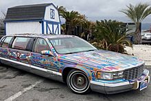 Посмотрите на разноцветный лимузин Cadillac с хрустальной люстрой в салоне