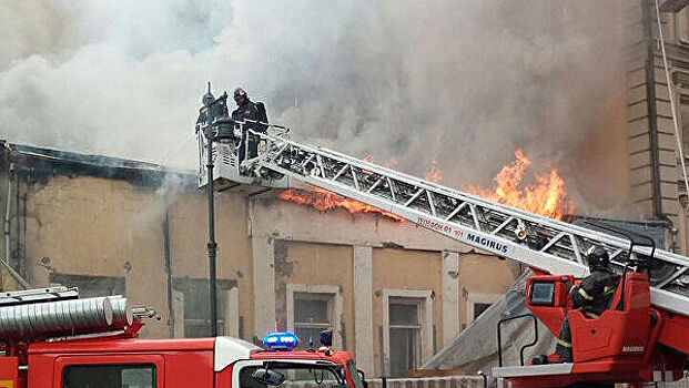 Огонь не перешел на соседние дома с горящего здания в центре Москвы