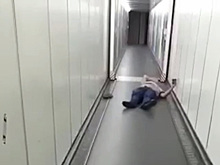 Приступ клаустрофобии у авиапассажира в Москве попал на видео