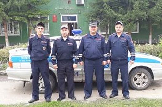 Алтайские сотрудники ГИБДД спасли женщину во время пожара