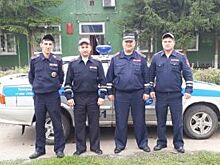 Алтайские сотрудники ГИБДД спасли женщину во время пожара
