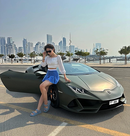 Девушка также известна своими перевоплощениями в известных персонажей.