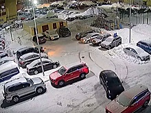 В Новом Уренгое женщина на иномарке протаранила восемь машин на парковке