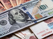 Рубль заметно дешевеет к доллару и евро на фоне падения спроса на нефть