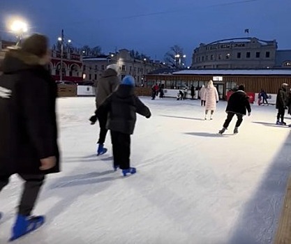 В Калуге заработал каток на Старом Торге