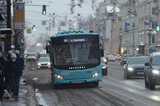 В центре Тюмени автобус с детьми попал в аварию