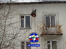 В Новосибирске мужчина сорвался с крыши и повис вниз головой — ему помогли спасатели