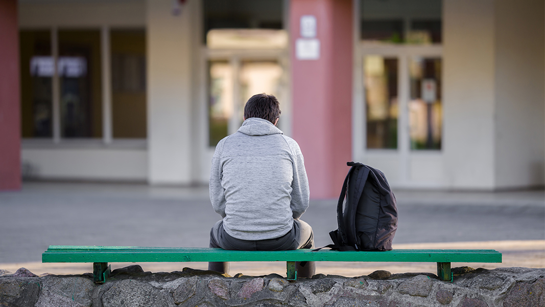 У напавшего на учителя с ножом школьника заподозрили проблемы с психикой