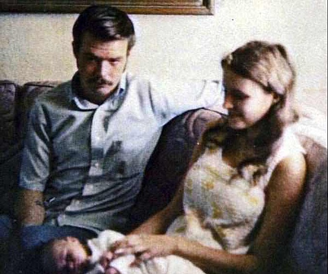 Уильям Ричард Брэдфорд был осужден в 1984 году за два убийства — своей 15-летней соседки и молодой женщины. Обеих жертв убийца заманил к себе под предлогом фотосессии, пообещав им модельную карьеру. На фото: Брэдфорд с женой 