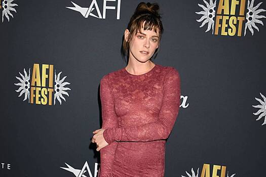 Кристен Стюарт вышла в свет в полупрозрачном платье