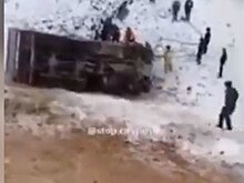 В Татарстане самосвал съехал с дороги и перевернулся — водитель погиб