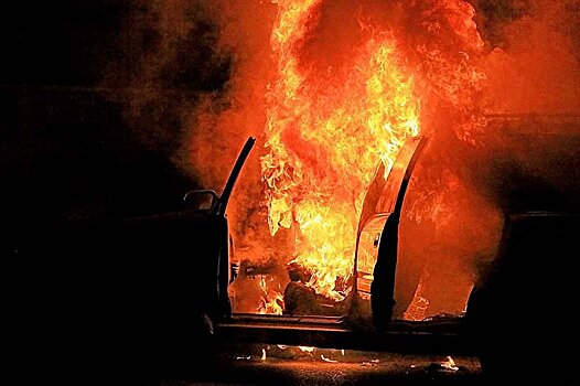 Иномарка сгорела во дворе жилого дома в Актобе