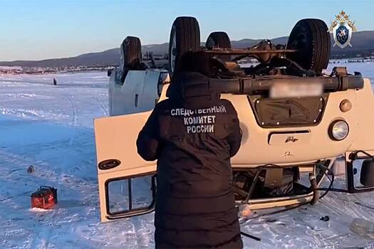 Перевернувшийся на Байкале автомобиль с людьми попал на видео