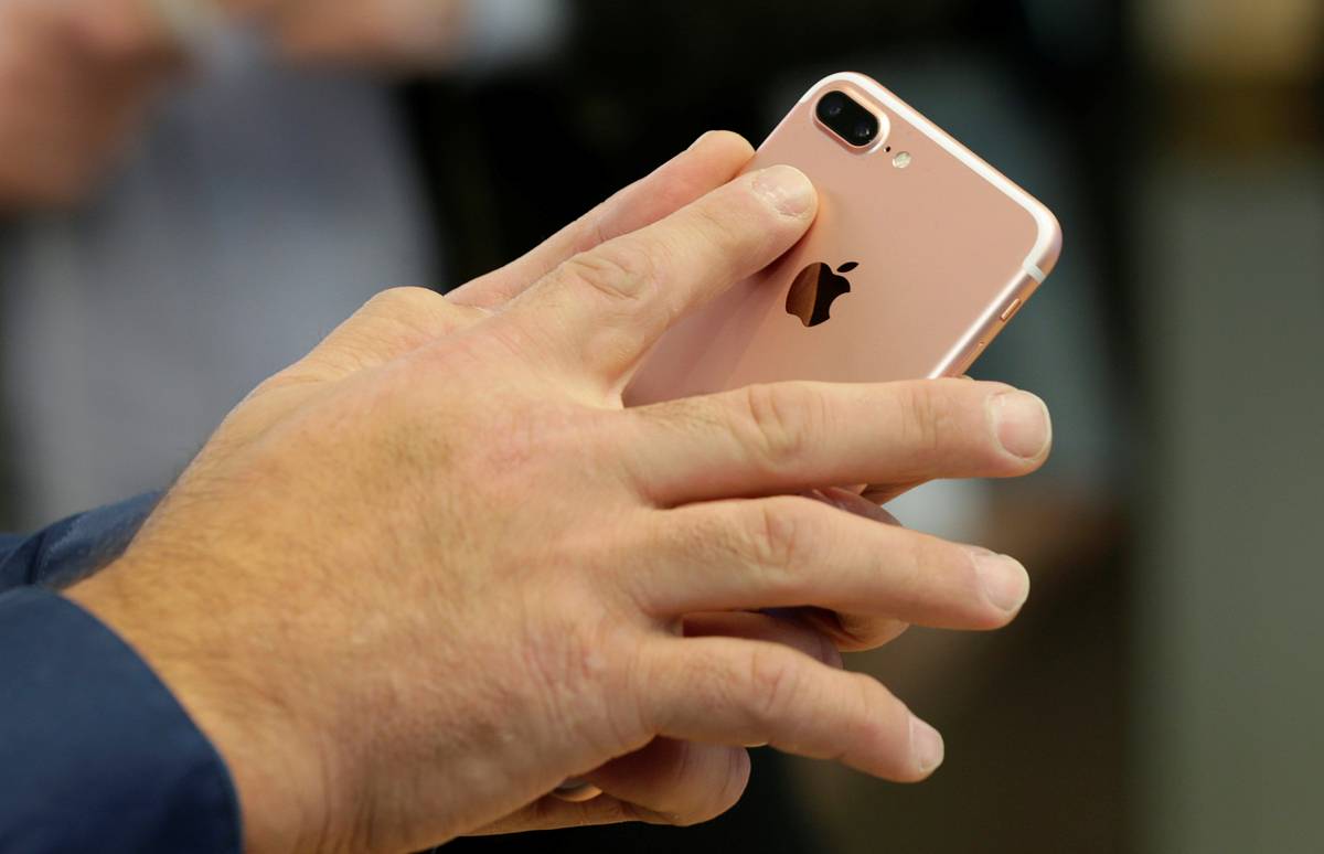 Топ-менеджеру российского оборонного завода вменили подкуп золотым iPhone